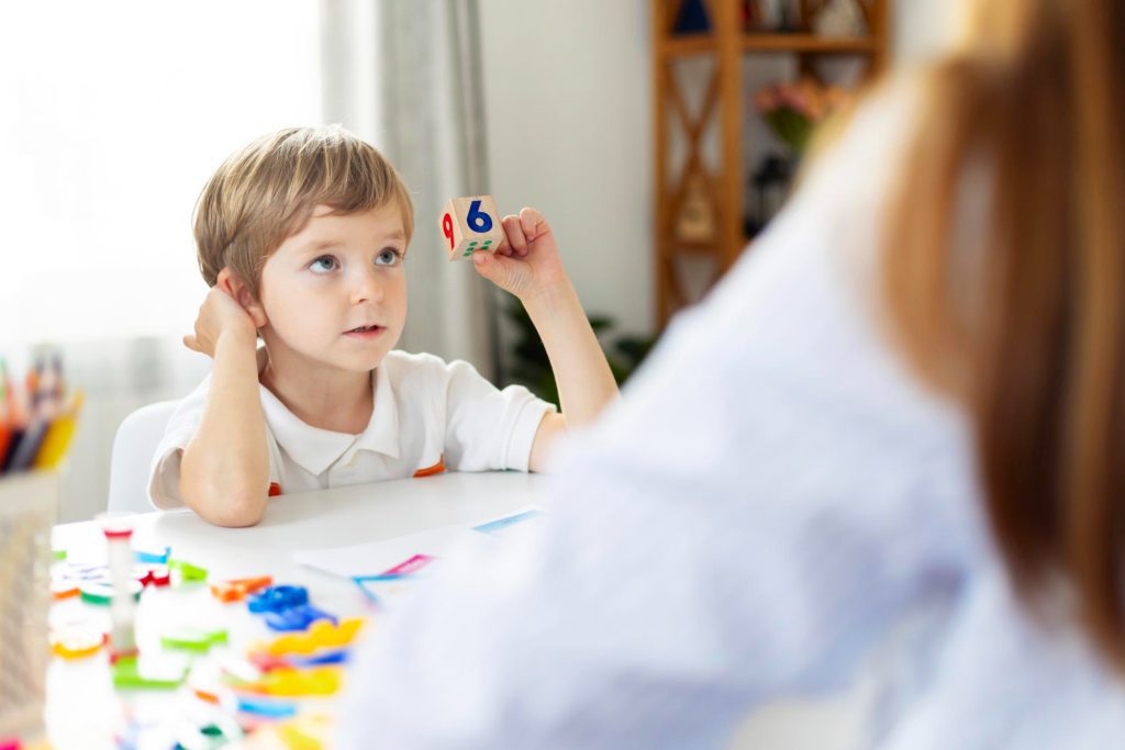 Un jeune enfant participant à une évaluation neuropsychologique pour un trouble du développement de la coordination (TDC) au Québec.