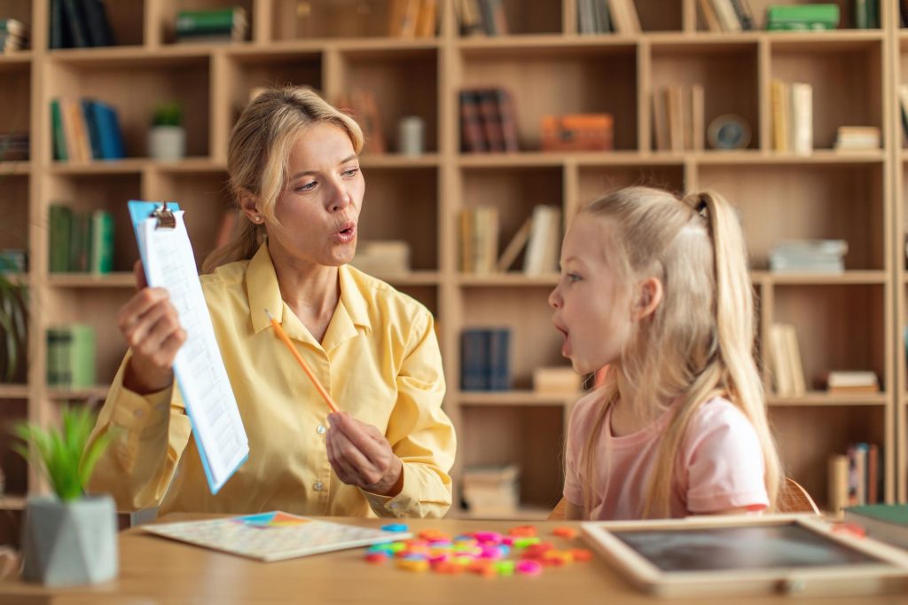 Une neuropsychologue administrant un test dyslexie à une jeune fille dans un cadre clinique structuré et rassurant.