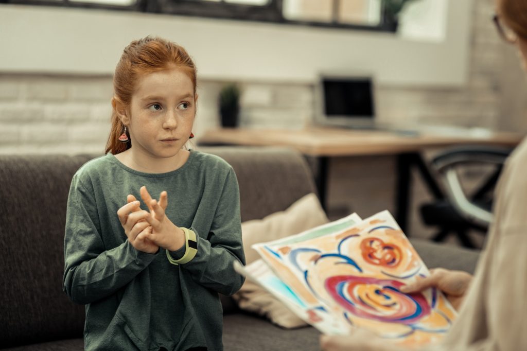 Une fillette présentant des difficultés de coordination motrice caractéristiques de la dyspraxie enfant d'âge scolaire.
