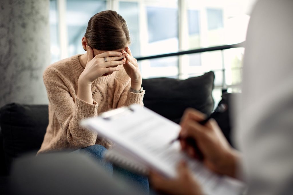 Femme lors d’une consultation avec un neuropsychologue à Montréal, dans un cadre professionnel et bienveillant.