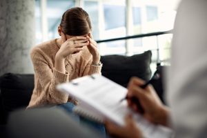 Femme lors d’une consultation avec un neuropsychologue à Montréal, dans un cadre professionnel et bienveillant.