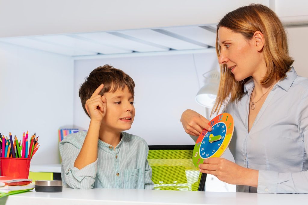 Un neuropsychologue explique un exercice d'horloge colorée à un enfant lors d'une évaluation du TDAH.